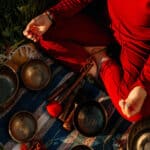 Intestazione post ayurveda. Donna seduta a terra in meditazione