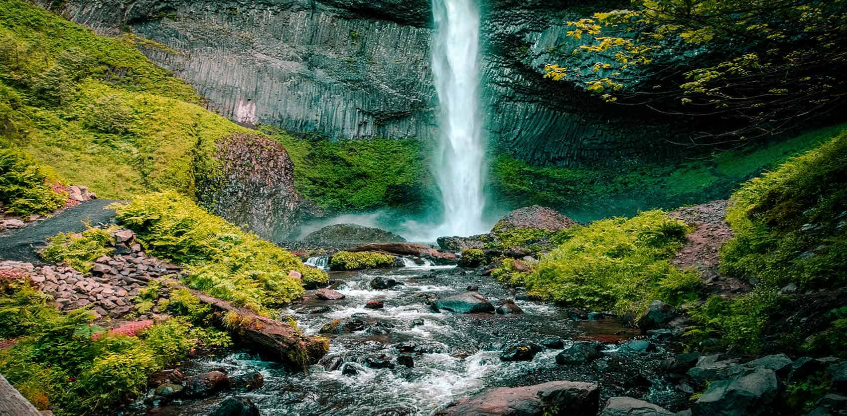 Intestazione pagina contatti di herbana. Cascata nel verde